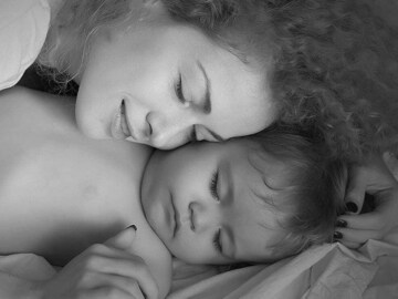 Mama przytula niemowlę chronione przed odparzeniami maścią Bepanthen Baby