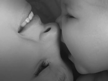 Mama przytula niemowlę chronione przed odparzeniami maścią Bepanthen Baby